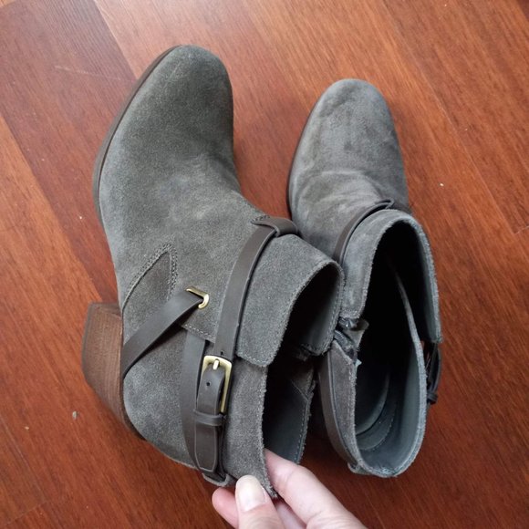 Crown Vintage Gabiann Suede Block Heel Booties - Picture 5 of 9